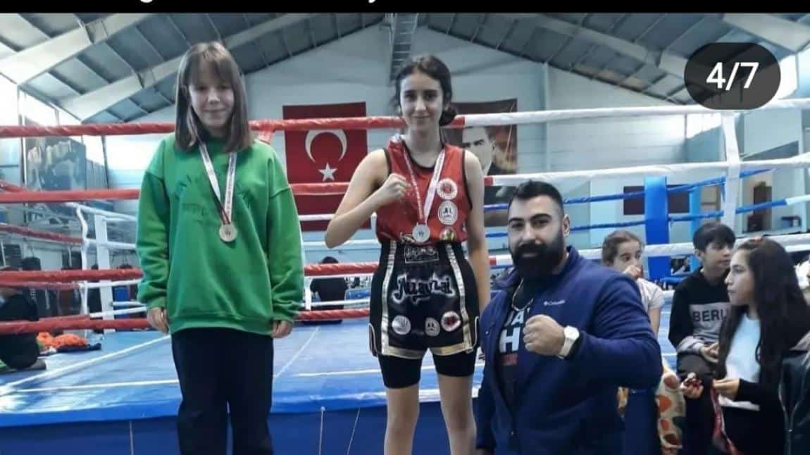 Okulumuz 7E sınıfı öğrencisi Zeynep Gönül Özcan Ankara İl Yıldız kızlar kategorisinde MUAY THAİ sporu müsabakalarında İl 2. olmuştu